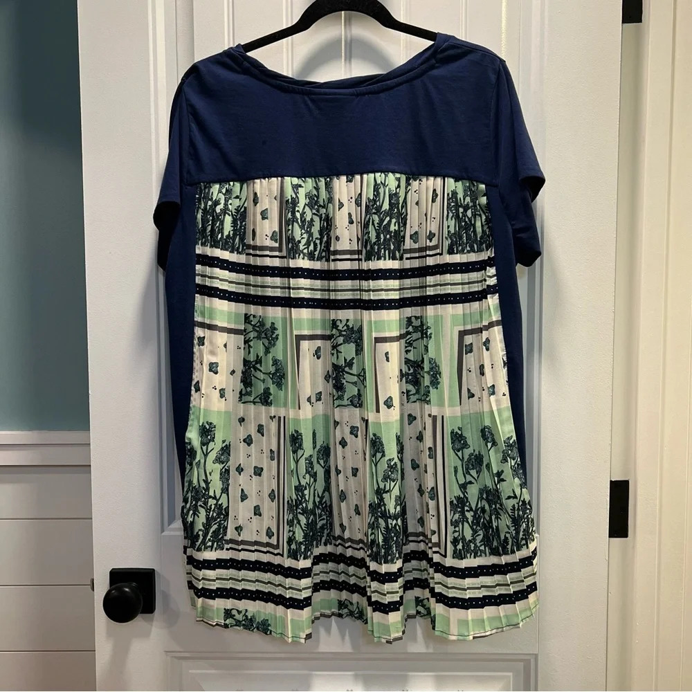 Style & Co‎ Short Sleeved Navy Tee with Silky Pleated Back. Size 2X.